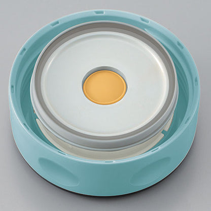 Tight-fitted lid with gasket seals tightly to minimize leaks and maximize heat retention