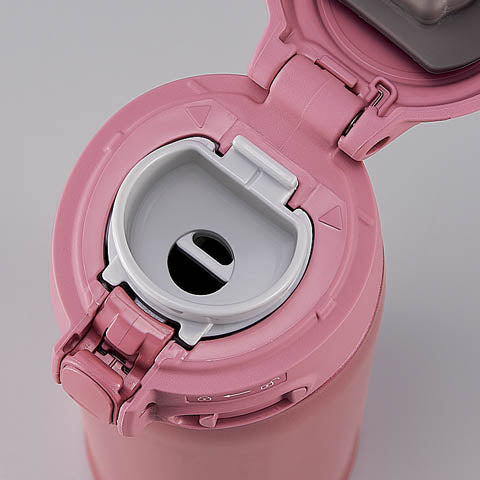 Air vent on the mouthpiece allows beverages to flow out smoothly, without gushing or overflowing